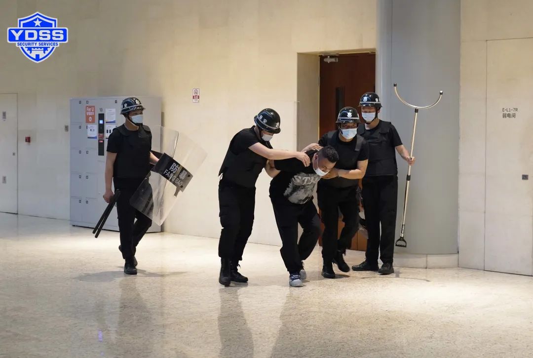北京銀盾保安服務(wù)公司駐國家會(huì)議中心保安隊(duì)組織開展反恐消防應(yīng)急演練活動(dòng)