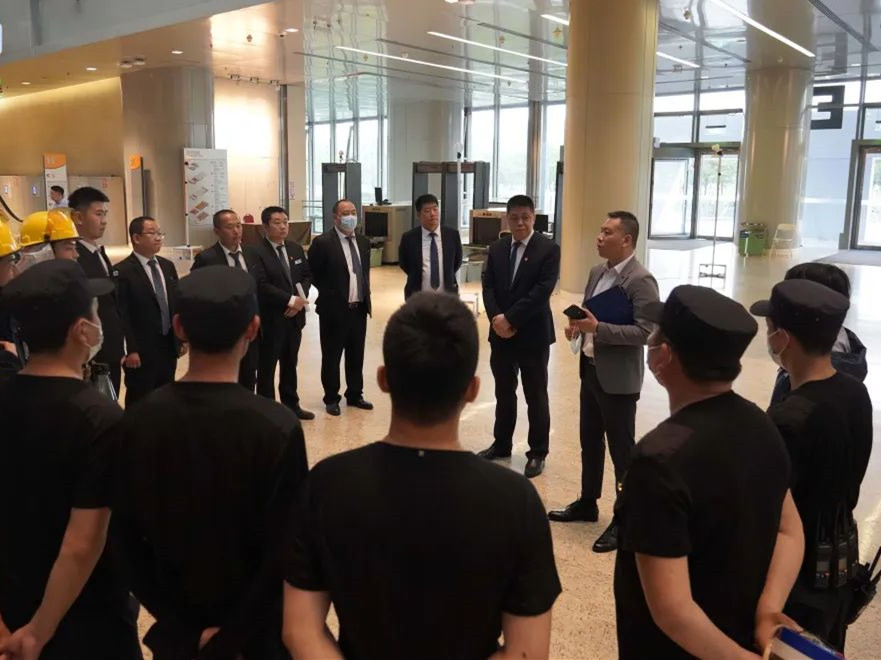 銀盾保安駐國家會(huì)議中心保安隊(duì)組織開展反恐消防應(yīng)急演練活動(dòng)