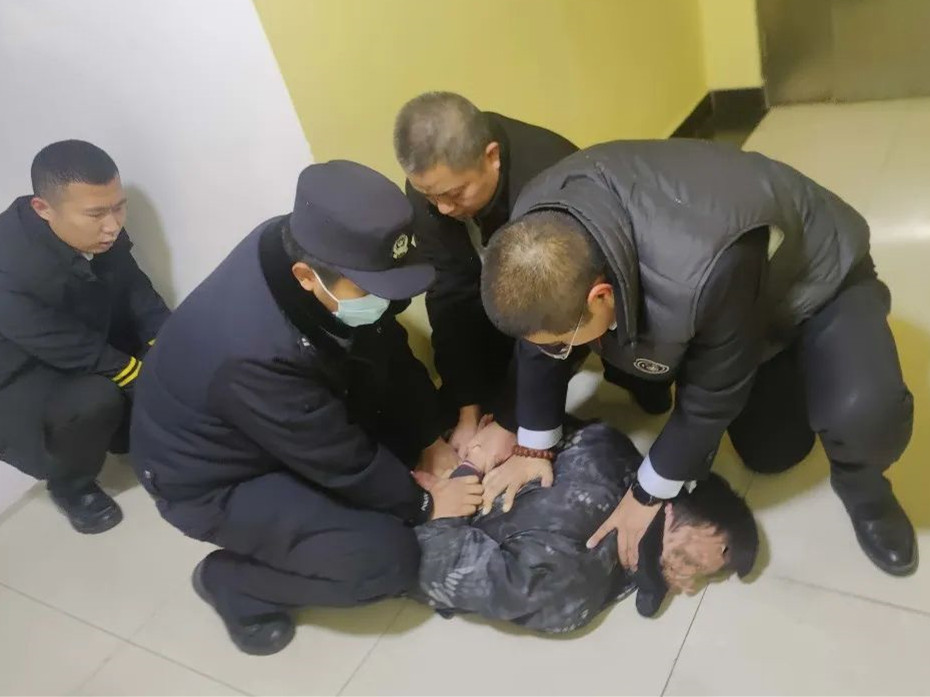 銀盾保安駐歌華大廈保安隊(duì)協(xié)助公安機(jī)關(guān)抓獲犯罪嫌疑人